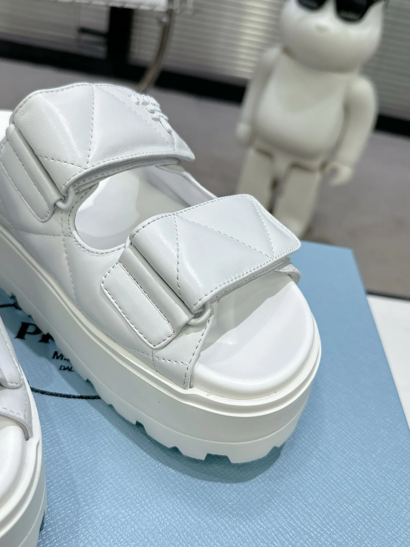 👟👟Ex-factory price 440👟👟 PRADA 2025 vs spring and summer popular sandals series... [Thick-soled double-button sandals] Original 1:1 customization, this year's most fashionable and popular retro British style, simple and elegant, all styles are good-looking, platform thick soles make you slimmer and taller, very comfortable, fashionable and versatile... Many Internet celebrities are on their feet. These platform round-toe thick-soled shoes are very popular this year. They can be worn (increased) for both leisure and leisure. ❶Material: Customized imported calf leather ❷Inner: Customized imported sheepskin ❸Outsole: Original molded ultra-light outsole ❹Sole thickness: 5.5cm ❺Number of yards: 35-40 ❻Packaging: Original full set of packaging ☀Color: Official website updated simultaneously